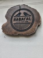 Tag 2 Blick auf geschnitztes Holzschild am Forsthaus Rabacal 