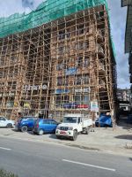 eine Baustelle mit Bambus-Gerüst in Thimphu