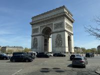 Arc de Triumphe, am Montag bei Sonnenschein