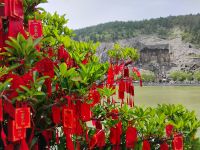 Longmen-Grotten mit Wunschbaum 
