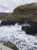 Tag 7 Blick auf Brandung am Hafen von Porto da Cruz 