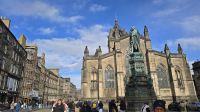 St. Giles am Abend mit der Statue of Walter Francis Montagu Douglas Scott
