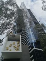 Eureka Tower in Melbourne mit Kunstinstallation mit Bienen