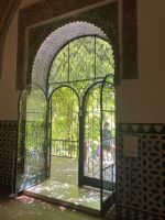 Die runden Türbögen im Mudejarstil schaffen ein geheimnisvolles Licht