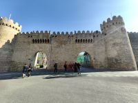 Mächtige Stadtmauer des alten Baku