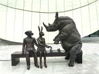 Nashorn und Osterhäsin spielen Schach in Baku