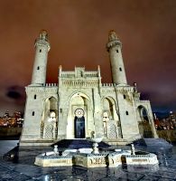 Spektakulärer Abendhimmel in Baku, Tezepir Moschee