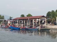 Fischerboote und Siedlungen säumen das Ufer  - Penang, Malaysia