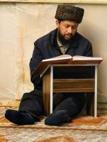 Mann beim Gebet in der Juma Moschee