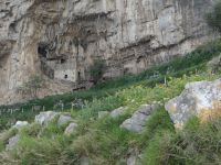 Weg der Götter, hier fehlt die Vorderseite der Höhle – ein guter Unterstand.