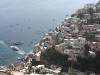 Positano, wie Schwalbennester kleben die Häuser an der Wand. 
