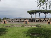 Pompej, die Große Palästra mit Schwimmbecken und Blick auf das Amphittheater.