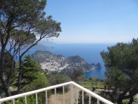Capri, Blick vom Monte Solaro auf die Stadt Capri. Im Hintergrund die Sorrentiner Halbinsel. 