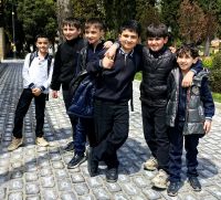 Die Schulkinder finden uns super spannend in Helenendorf