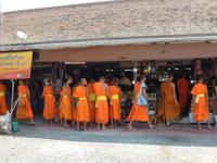 Tag 5 - 4 - Mönche in Ayutthaya