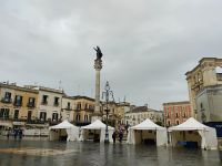 Lecce bei Regen, Piazza D'Oronzo 