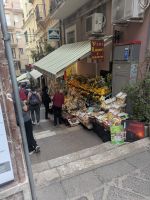typische Straßenszene in Taormina