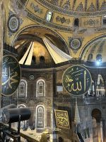 in der Moschee werden die christlichen Heiligenbilder verhüllt 