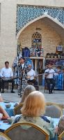 Buchara: Folklore- und Modenschau in der Medrese Nodir Devon Begi