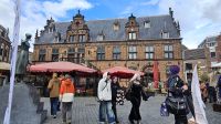Nijmegen: Grote Markt mit Gebäude