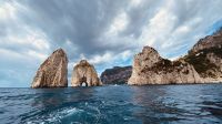 Capri - Inselrundfahrt per Boot - Faraglioni-Felsen.jpeg