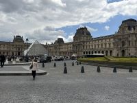 Gebäude am Louvre