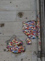 Rouen, Parlamentsgebäude, die Einschusslöcher aus dem 2. Weltkrieg sind mit alten Legosteinen gefüllt.