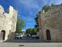 Stadtausgang mit Festungstürmen zur Rhone