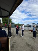 Briefing für die Stadtführerin durch Ausflugsmanager Alexander in Train-l`Hermitage
