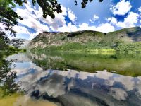 Der Bohinjsee ist ein glasklarer Bergsee in der Nähe von Bled