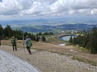 nun wandern wir 4 km bergab entlang der blauen Skipiste ins Tal