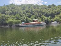 Ein Ausflugboot auf dem Fluß Crnojevica