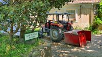 Krankenwagen auf der Insel Sark - Traktor mit Hänger