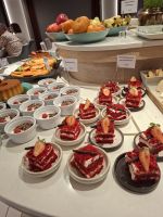 liebevolle Verzierungen der Kuchen