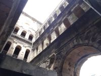 Trier: im Inneren der Porta Nigra