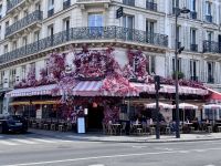3. Tag: Spaziergang durch das Marais-Viertel – Restaurant mit Blumendeko