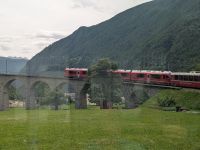 Fahrt über das berühmte Kreisviadukt in Brusio