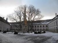 Innenhof des Klosters mit der Dreifaltigkeitssäule