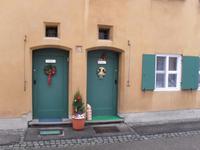 rechte Tür - untere Wohnung, linke Tür - obere Wohnung