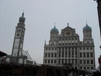 Das Rathaus und der Perlachturm (von rechts)