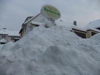 Viel, viel, viel Schnee am Hotel