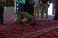 Nabil zeigt uns das Gebetsritual