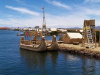 Fahrt mit einem Totora-Schilboot