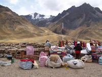 Souvenirstände am La Raya-Pass in 4383 m Höhe