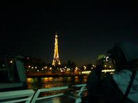 Der Eiffelturm beginnt zu blinken