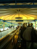 Auf dem Rollband gehts flink ins Disneyland