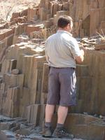 Nico bei dem Versuch auf der Orgelpfeife zu spielen