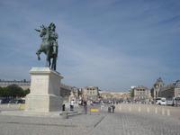 Versailles - Ludwig XIV auf Ehrenhof vor dem Schloss von Versailles