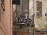 Mofa auf dem Balkon in Castellbuono