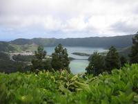 Vom Aussichtspunkt Vista do Rei Blick auf den Lagoa Verde und den Lagoa Azul